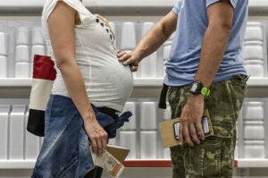 Milano 17 settembre 2015 Expo 2015. Una Famiglia con una mamma in attesa ( incinta ). MATRIMONIO, COPPIA, FIDANZATI, GIOVANI,FAMIGLIA,BAMBINI,FIGLI